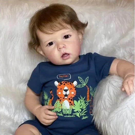 Bebê Reborn Maurício 50cm, boneca realista de silicone com corpo macio, olhos vivos, cabelo enraizado e acessórios. Perfeita para crianças 3+, cheia de ternura!