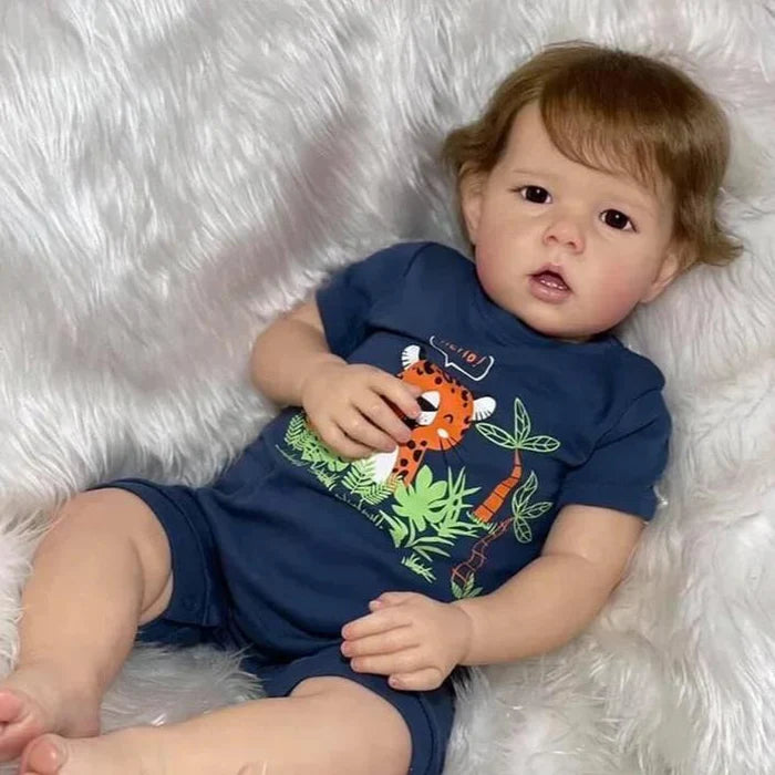 Bebê Reborn Maurício 50cm, boneca realista de silicone com corpo macio, olhos vivos, cabelo enraizado e acessórios. Perfeita para crianças 3+, cheia de ternura!