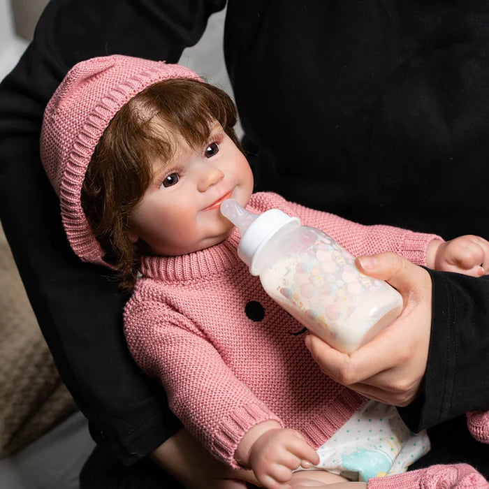 Bebê Reborn Melissa 45cm, boneca realista de silicone com olhos vivos, cabelo enraizado e acessórios. Perfeita para crianças 3+, traz ternura e magia às brincadeiras!