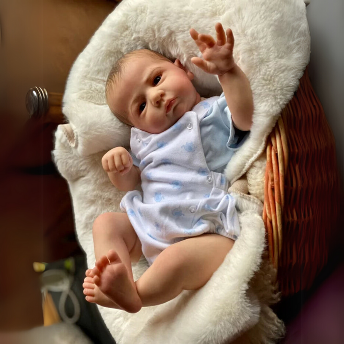 Bebê Reborn Miguel 50cm, boneco realista de silicone com pintura à mão, cabelo pintado e acessórios. Perfeito para crianças 3+, traz carinho às brincadeiras!