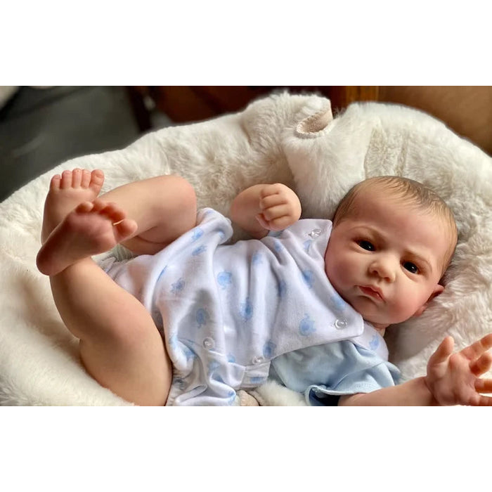 Bebê Reborn Miguel 50cm, boneco realista de silicone com pintura à mão, cabelo pintado e acessórios. Perfeito para crianças 3+, traz carinho às brincadeiras!