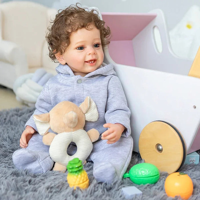 Bebê Reborn Pedro Henrique 55cm, boneco realista de silicone com olhos fixos, cabelo enraizado e acessórios. Perfeito para crianças 3+, fomenta cuidado e imaginação!