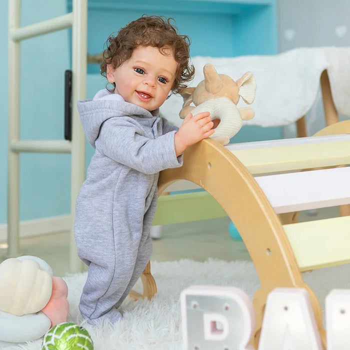Bebê Reborn Pedro Henrique 55cm, boneco realista de silicone com olhos fixos, cabelo enraizado e acessórios. Perfeito para crianças 3+, fomenta cuidado e imaginação!