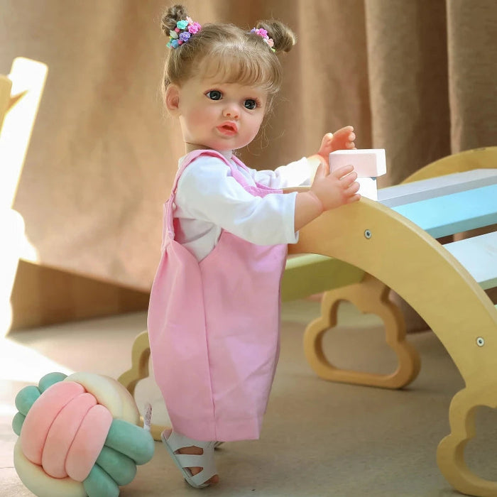 Bebê Reborn Pietra 55cm, boneca realista de silicone com olhos fixos, cabelo enraizado e acessórios. Perfeita para crianças 3+, fomenta cuidado e imaginação!