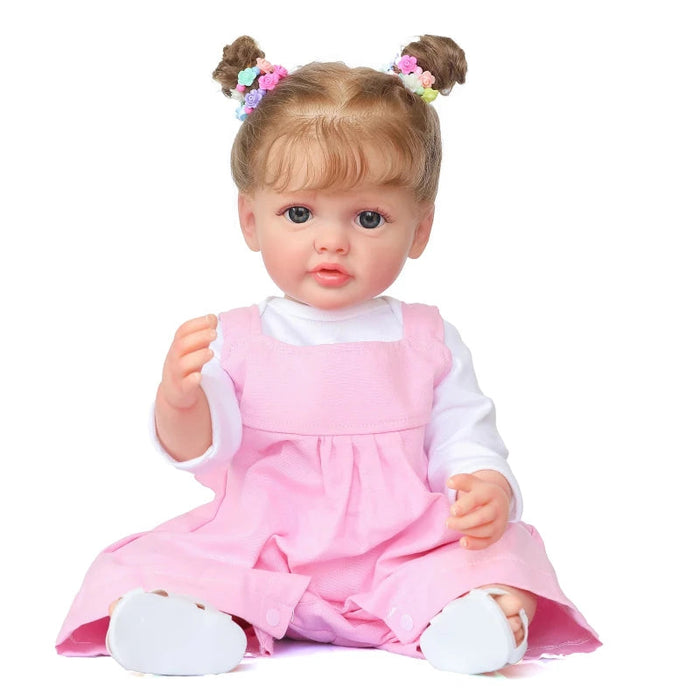 Bebê Reborn Pietra 55cm, boneca realista de silicone com olhos fixos, cabelo enraizado e acessórios. Perfeita para crianças 3+, fomenta cuidado e imaginação!