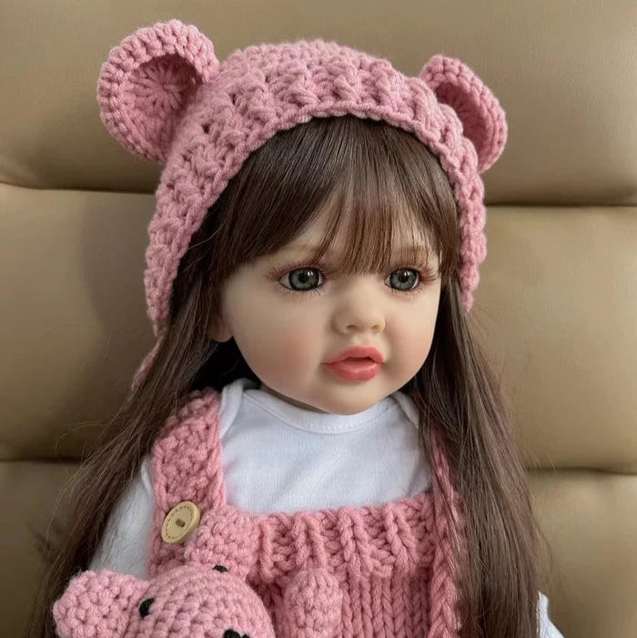 Bebê Reborn Roberta 55cm, boneca realista de silicone com olhos vivos, cabelo fio a fio e acessórios. Perfeita para crianças 3+, traz magia e ternura às brincadeiras!