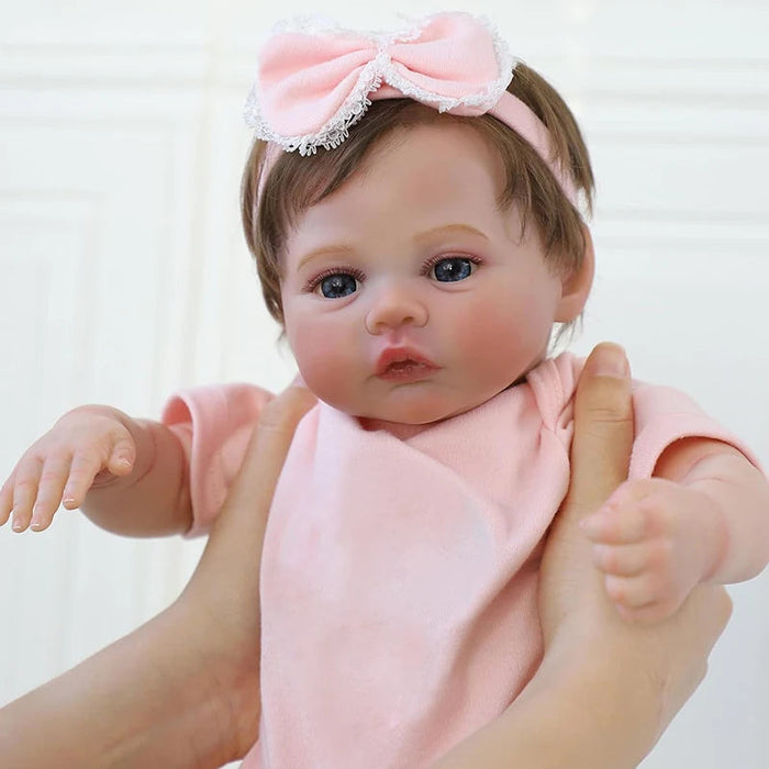 Bebê Reborn Sabrina 48cm, boneca realista de silicone com olhos fixos, cabelo enraizado e acessórios. Perfeita para crianças 3+, traz ternura e magia às brincadeiras!