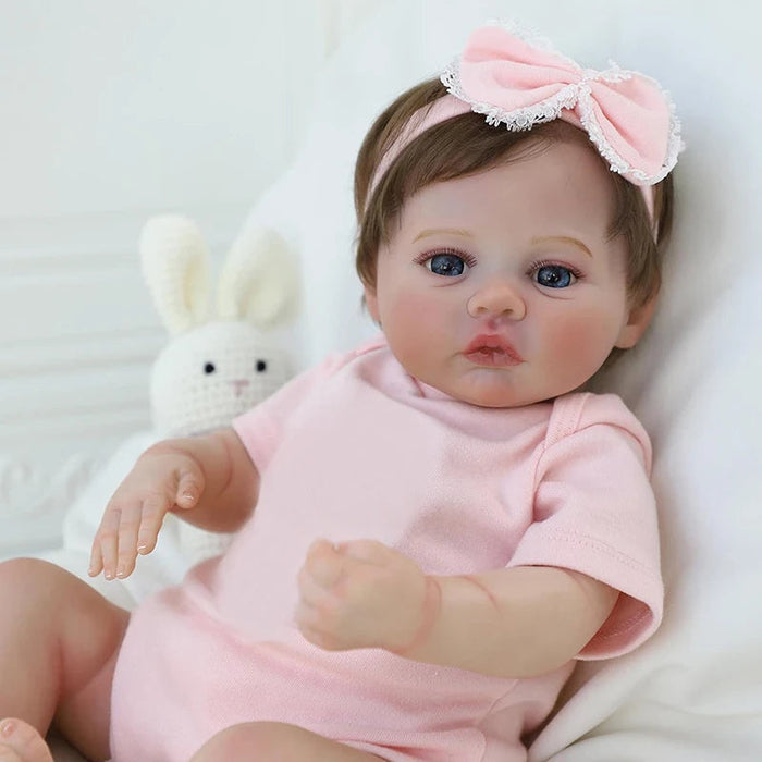 Bebê Reborn Sabrina 48cm, boneca realista de silicone com olhos fixos, cabelo enraizado e acessórios. Perfeita para crianças 3+, traz ternura e magia às brincadeiras!