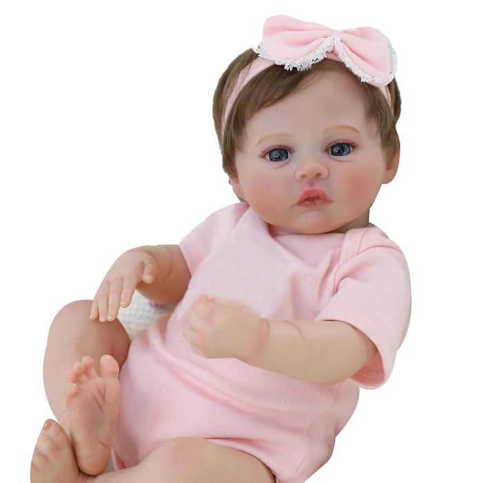 Bebê Reborn Sabrina 48cm, boneca realista de silicone com olhos fixos, cabelo enraizado e acessórios. Perfeita para crianças 3+, traz ternura e magia às brincadeiras!