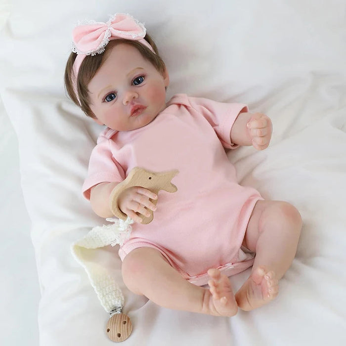 Bebê Reborn Sabrina 48cm, boneca realista de silicone com olhos fixos, cabelo enraizado e acessórios. Perfeita para crianças 3+, traz ternura e magia às brincadeiras!