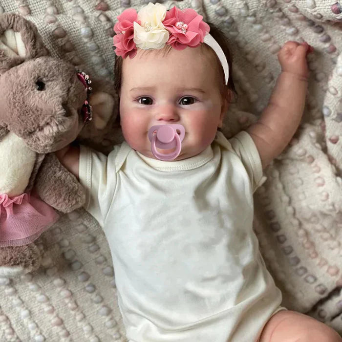 Bebê Reborn Samanta 50cm, boneca realista de silicone com olhos vivos, cabelo implantado e acessórios. Perfeita para crianças 3+, traz magia e ternura às brincadeiras!