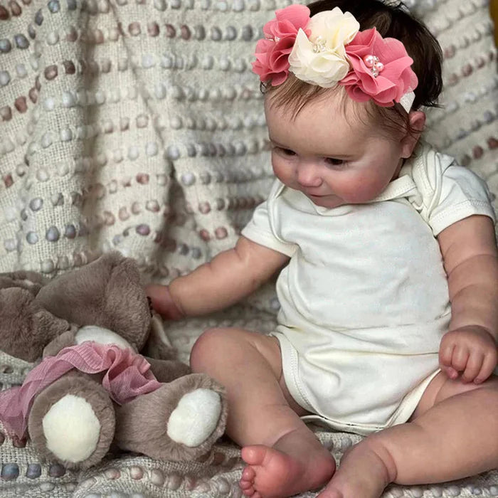 Bebê Reborn Samanta 50cm, boneca realista de silicone com olhos vivos, cabelo implantado e acessórios. Perfeita para crianças 3+, traz magia e ternura às brincadeiras!