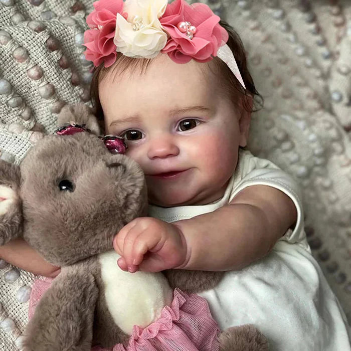 Bebê Reborn Samanta 50cm, boneca realista de silicone com olhos vivos, cabelo implantado e acessórios. Perfeita para crianças 3+, traz magia e ternura às brincadeiras!