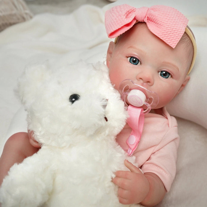 Bebê Reborn Sofia 50cm, boneca realista de silicone macio com olhos vivos, cabelo lavável e acessórios. Ideal para crianças 3+, traz emoção às brincadeiras!