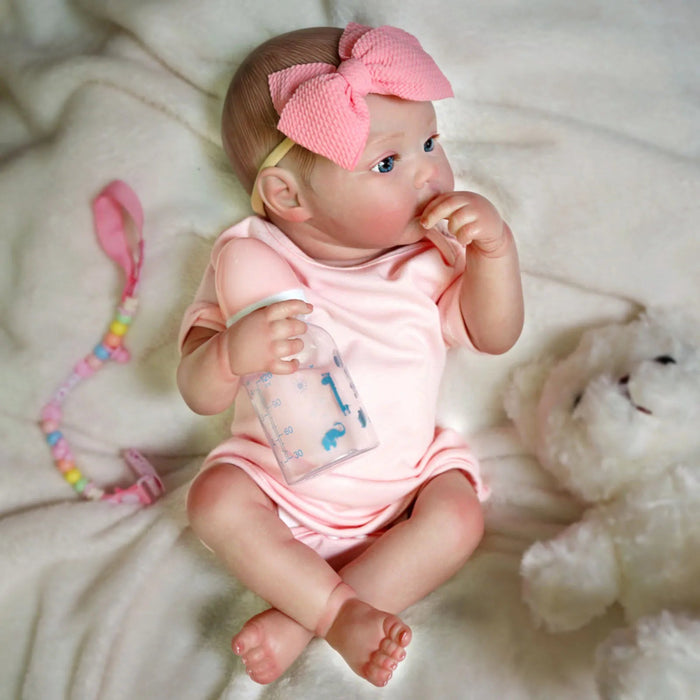 Bebê Reborn Sofia 50cm, boneca realista de silicone macio com olhos vivos, cabelo lavável e acessórios. Ideal para crianças 3+, traz emoção às brincadeiras!