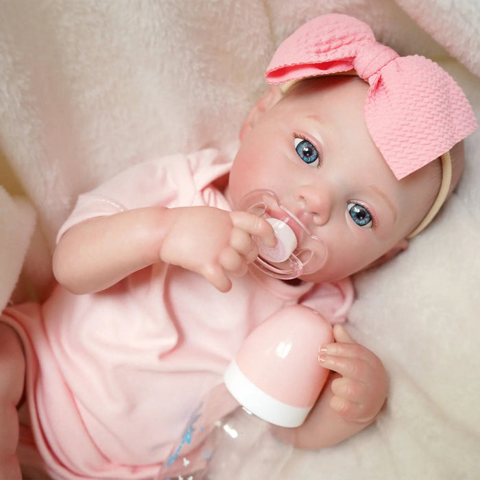 Bebê Reborn Sofia 50cm, boneca realista de silicone macio com olhos vivos, cabelo lavável e acessórios. Ideal para crianças 3+, traz emoção às brincadeiras!