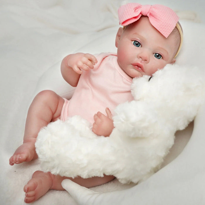 Bebê Reborn Sofia 50cm, boneca realista de silicone macio com olhos vivos, cabelo lavável e acessórios. Ideal para crianças 3+, traz emoção às brincadeiras!
