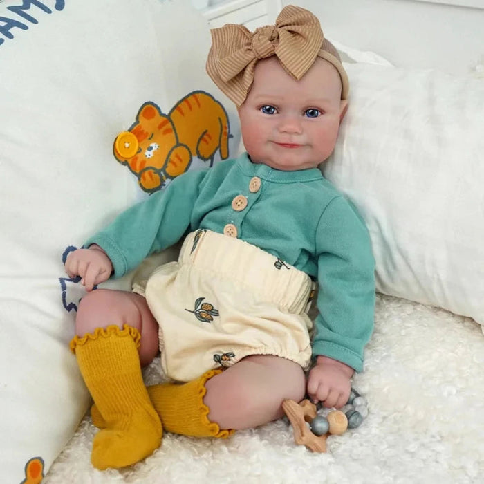 Bebê Reborn Tainá 48cm, boneca realista de silicone com olhos fixos, cabelo pintado e acessórios. Perfeita para crianças 3+, fomenta cuidado e imaginação!