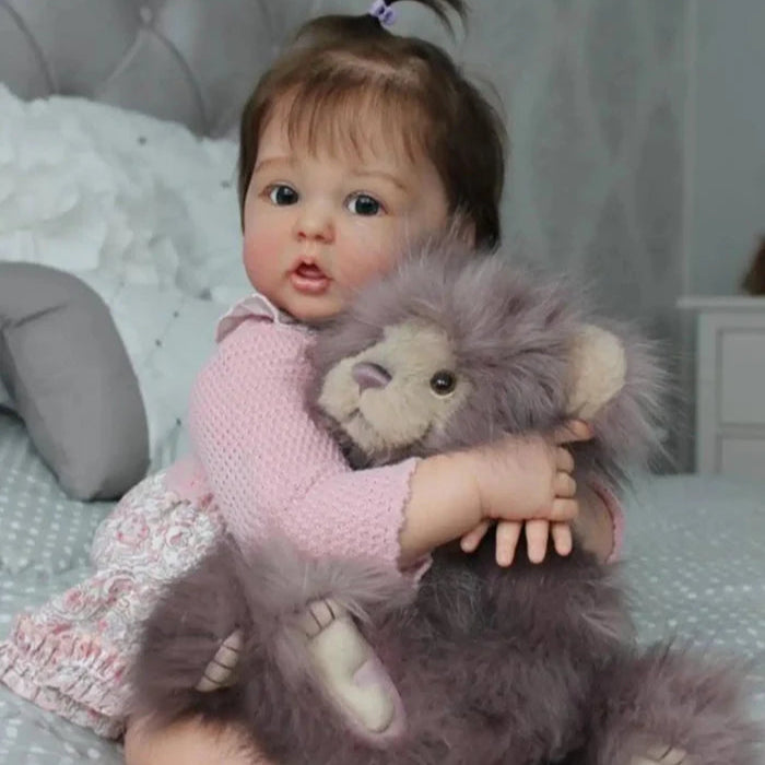 Bebê Reborn Yasmin 50cm, boneca realista de silicone com olhos vivos, cabelo fio a fio e acessórios. Perfeita para crianças 3+, traz magia e carinho às brincadeiras!