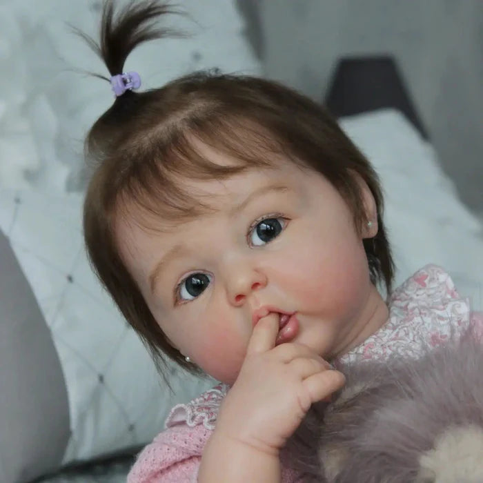 Bebê Reborn Yasmin 50cm, boneca realista de silicone com olhos vivos, cabelo fio a fio e acessórios. Perfeita para crianças 3+, traz magia e carinho às brincadeiras!