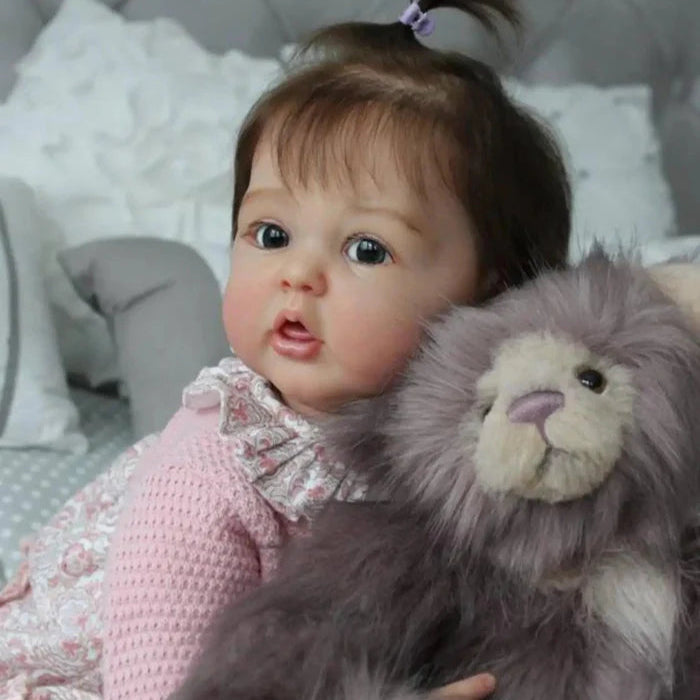 Bebê Reborn Yasmin 50cm, boneca realista de silicone com olhos vivos, cabelo fio a fio e acessórios. Perfeita para crianças 3+, traz magia e carinho às brincadeiras!