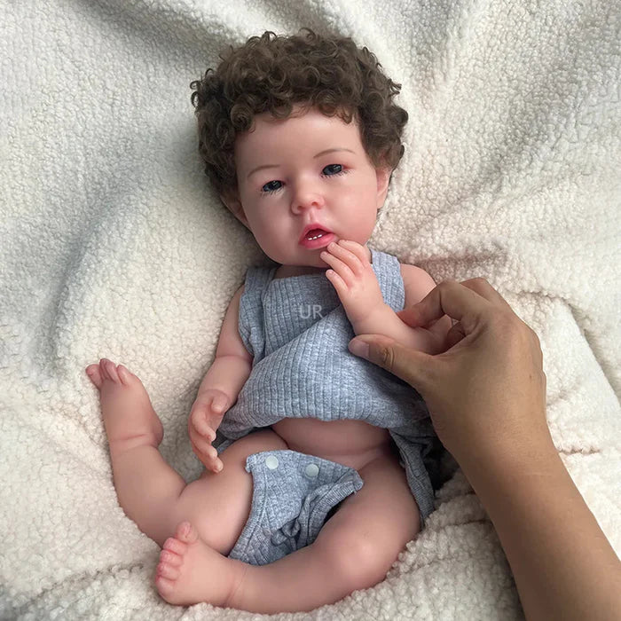 Bebê Reborn Gael, boneca realista de silicone sólido com olhos abertos, membros móveis e acessórios. Perfeita para crianças 3+, traz ternura e magia às brincadeiras!