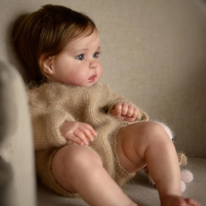 Bebê Reborn Heloísa 55cm, boneca realista com corpo macio, olhos vivos, cabelo fio a fio e acessórios. Perfeita para crianças 3+, traz magia e ternura às brincadeiras!