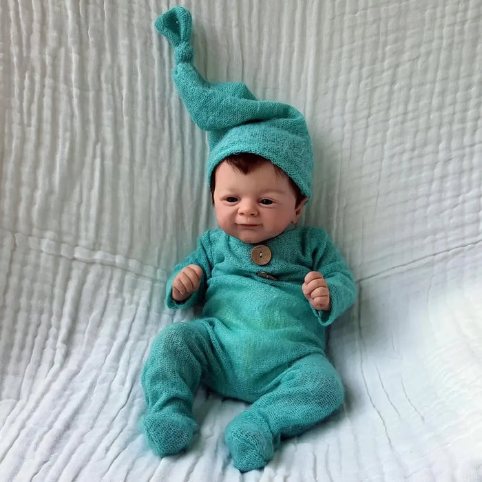 Bebê Reborn Henrique 55cm, boneco realista com corpo macio, olhos vivos, cabelo fio a fio e acessórios. Perfeito para crianças 3+, traz magia e carinho às brincadeiras!