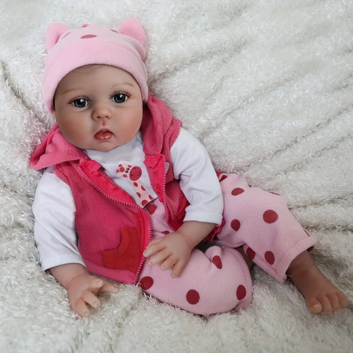 Bebê Reborn Isis 55cm, boneca realista com corpo macio, olhos vivos, cabelo fio a fio e acessórios. Perfeita para crianças 3+, traz magia e ternura às brincadeiras!