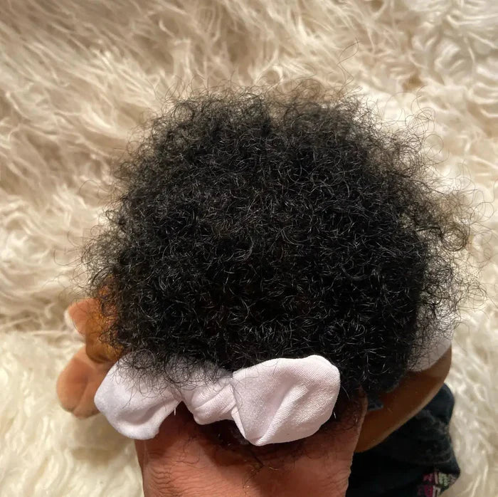Bebê Reborn Joana 55cm, boneca realista com corpo macio, olhos vivos, cabelo fio a fio e acessórios. Perfeita para crianças 3+, traz magia e ternura às brincadeiras!