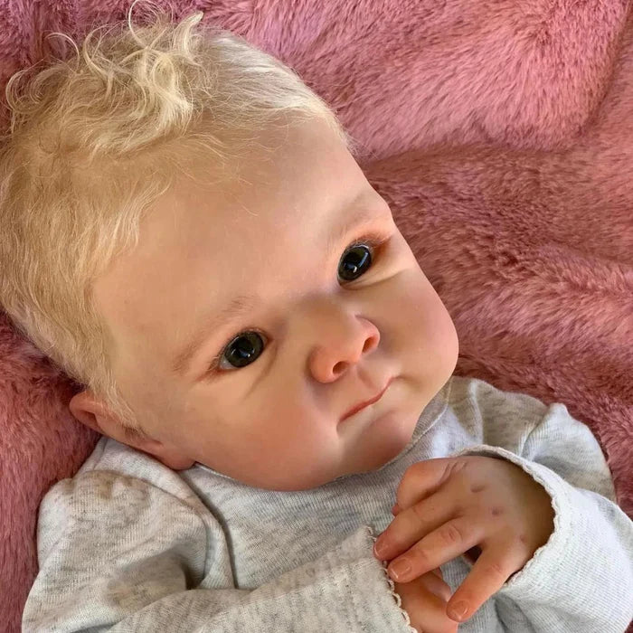 Bebê Reborn João 55cm, boneco realista com corpo macio, olhos vivos, cabelo fio a fio e acessórios. Perfeito para crianças 3+, traz magia e ternura às brincadeiras!