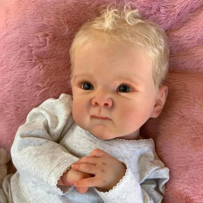 Bebê Reborn João 55cm, boneco realista com corpo macio, olhos vivos, cabelo fio a fio e acessórios. Perfeito para crianças 3+, traz magia e ternura às brincadeiras!