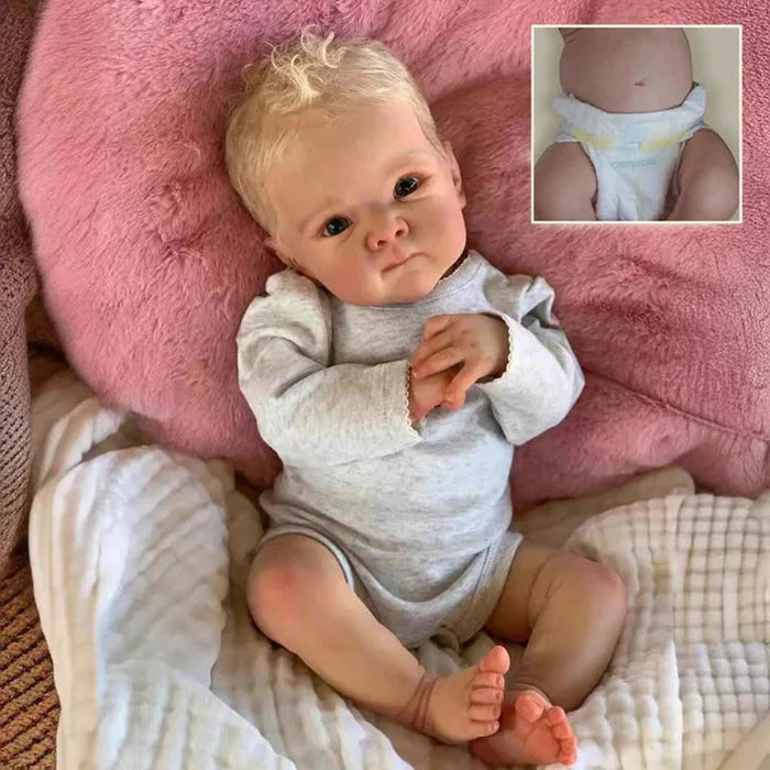 Bebê Reborn João 55cm, boneco realista com corpo macio, olhos vivos, cabelo fio a fio e acessórios. Perfeito para crianças 3+, traz magia e ternura às brincadeiras!