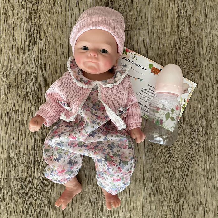 Bebê Reborn Katarina, boneca realista de silicone sólido com olhos abertos, membros móveis e acessórios. Perfeita para crianças 3+, traz ternura e magia às brincadeiras!