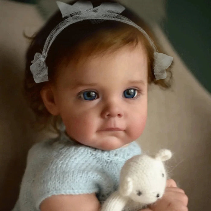 Bebê Reborn Lara 50cm, boneca realista com corpo macio, olhos vivos, cabelo enraizado e acessórios. Ideal para crianças 3+, fomenta carinho, criatividade e aprendizado!