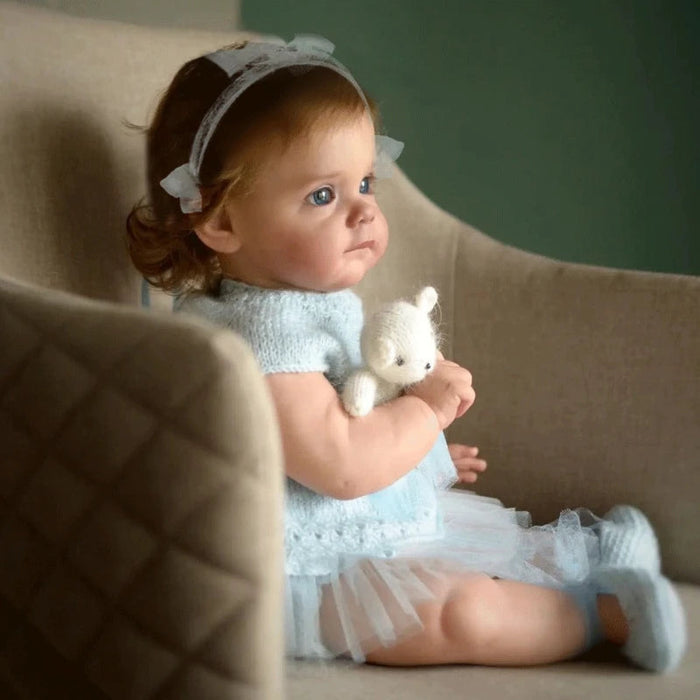 Bebê Reborn Lara 50cm, boneca realista com corpo macio, olhos vivos, cabelo enraizado e acessórios. Ideal para crianças 3+, fomenta carinho, criatividade e aprendizado!