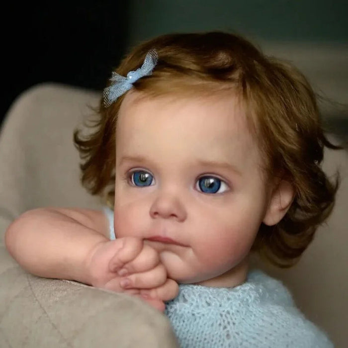 Bebê Reborn Lara 50cm, boneca realista com corpo macio, olhos vivos, cabelo enraizado e acessórios. Ideal para crianças 3+, fomenta carinho, criatividade e aprendizado!