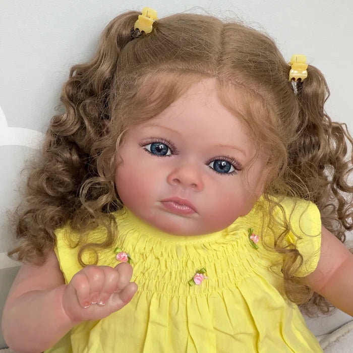 Bebê Reborn Luana 60cm, boneca realista com corpo macio, olhos vivos, cabelo enraizado e acessórios. Perfeita para crianças 3+, traz ternura às brincadeiras!