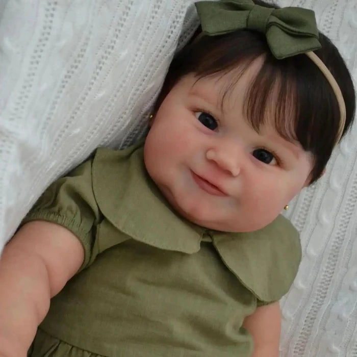 Bebê Reborn Luiza 50cm, boneca realista com corpo macio, cabelo fio a fio e acessórios. Perfeita para crianças 3+, traz magia e ternura às brincadeiras!