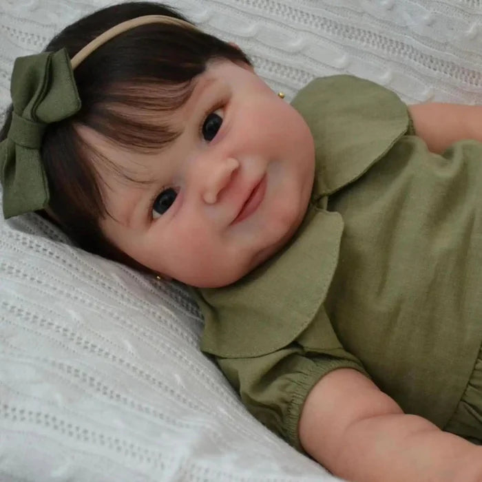 Bebê Reborn Luiza 50cm, boneca realista com corpo macio, cabelo fio a fio e acessórios. Perfeita para crianças 3+, traz magia e ternura às brincadeiras!