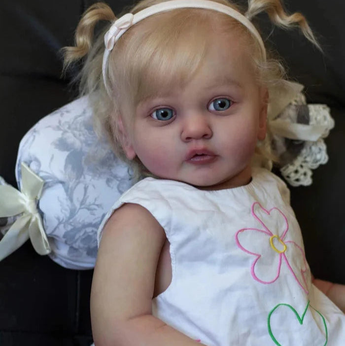 Bebê Reborn Maitê, boneca realista de 1,4kg com corpo macio, olhos abertos, cabelo enraizado e acessórios. Perfeita para crianças 3+, traz ternura e magia!