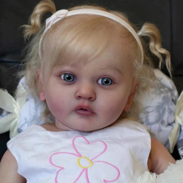 Bebê Reborn Maitê, boneca realista de 1,4kg com corpo macio, olhos abertos, cabelo enraizado e acessórios. Perfeita para crianças 3+, traz ternura e magia!
