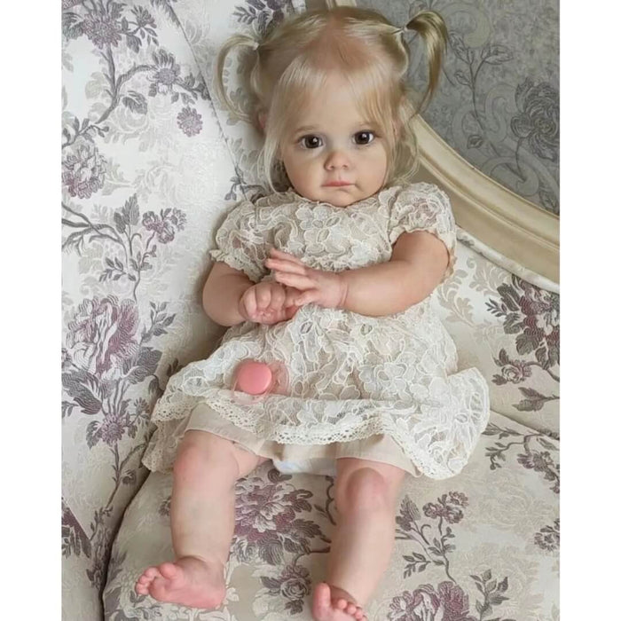 Bebê Reborn Manuela 55cm, boneca realista de silicone com olhos vivos, cabelo fio a fio e acessórios. Perfeita para crianças 3+, traz ternura às brincadeiras!