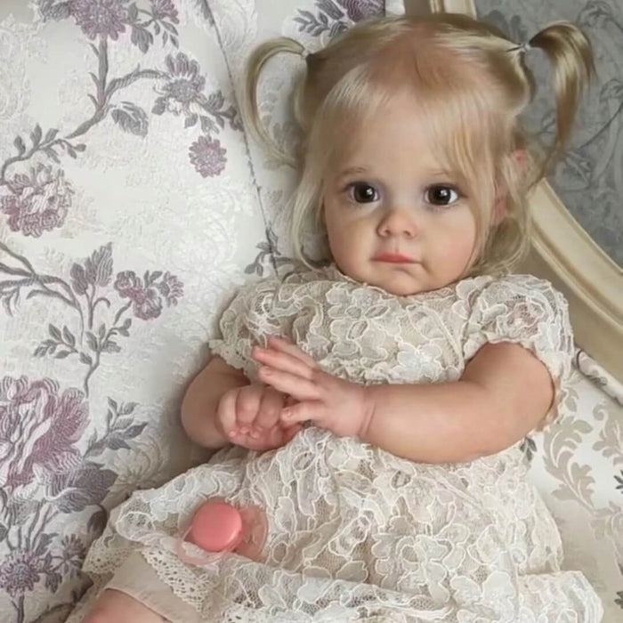 Bebê Reborn Manuela 55cm, boneca realista de silicone com olhos vivos, cabelo fio a fio e acessórios. Perfeita para crianças 3+, traz ternura às brincadeiras!