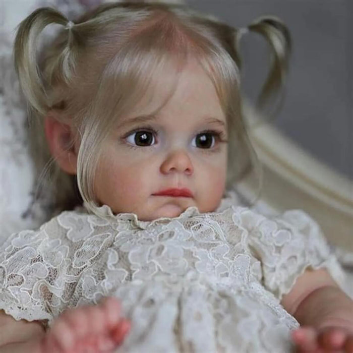 Bebê Reborn Manuela 55cm, boneca realista de silicone com olhos vivos, cabelo fio a fio e acessórios. Perfeita para crianças 3+, traz ternura às brincadeiras!