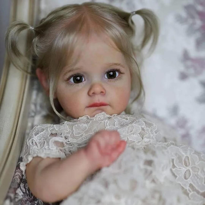 Bebê Reborn Manuela 55cm, boneca realista de silicone com olhos vivos, cabelo fio a fio e acessórios. Perfeita para crianças 3+, traz ternura às brincadeiras!