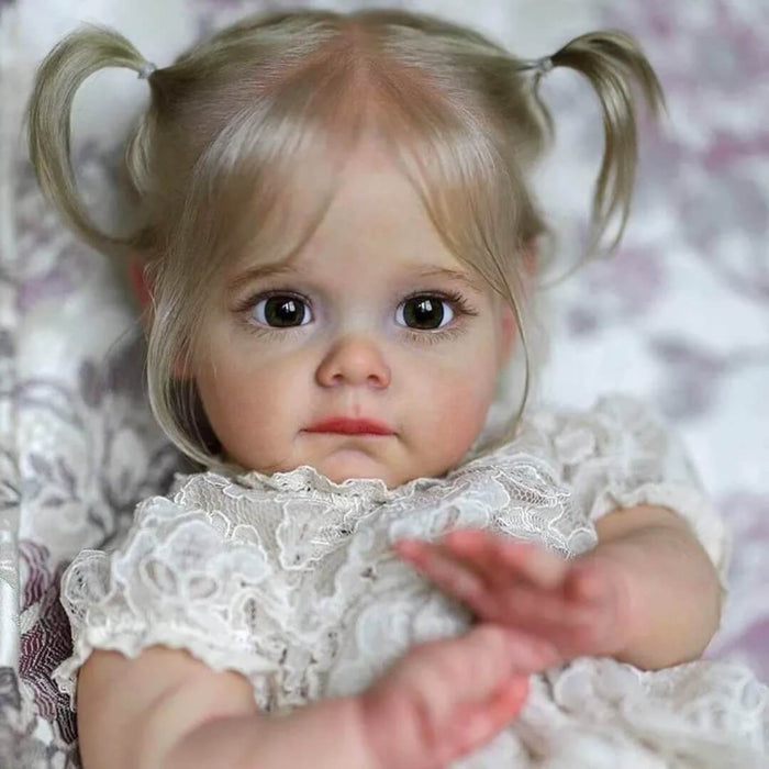 Bebê Reborn Manuela 55cm, boneca realista de silicone com olhos vivos, cabelo fio a fio e acessórios. Perfeita para crianças 3+, traz ternura às brincadeiras!
