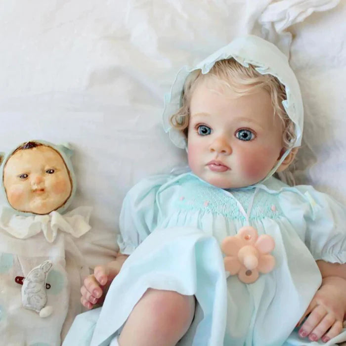 Bebê Reborn Maria 55cm, boneca realista com corpo macio, olhos vivos, cabelo fio a fio e acessórios. Perfeita para crianças 3+, traz magia e ternura às brincadeiras!