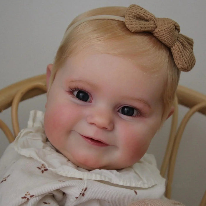 Bebê Reborn Mariana 50cm, boneca realista com corpo macio, olhos vivos, cabelo fio a fio e acessórios. Perfeita para crianças 3+, traz magia e ternura às brincadeiras!