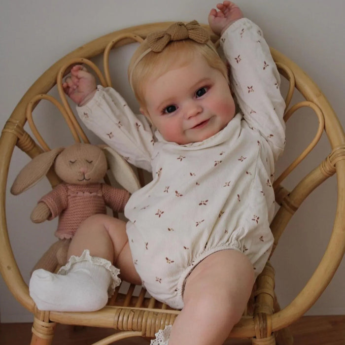 Bebê Reborn Mariana 50cm, boneca realista com corpo macio, olhos vivos, cabelo fio a fio e acessórios. Perfeita para crianças 3+, traz magia e ternura às brincadeiras!